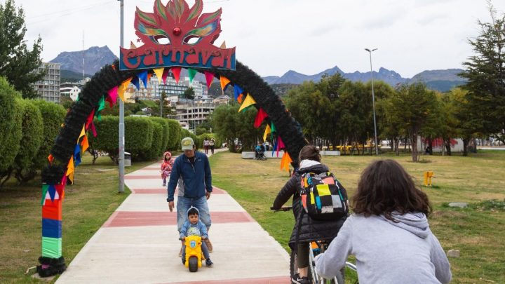 LA MUNICIPALIDAD INVITA A RECORRER LA MUESTRA DEL CARNAVAL EN EL PASEO DE LAS ROSAS