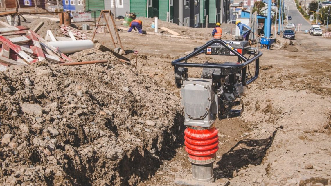AVANZAN LAS OBRAS MUNICIPALES: COMENZÓ EL HORMIGONADO DE BOCACALLES Y CORDONES EN LA CALLE FORMOSA DE USHUAIA AVANZAN LAS OBRAS MUNICIPALES: COMENZÓ EL HORMIGONADO DE BOCACALLES Y CORDONES EN LA CALLE FORMOSA DE USHUAIA