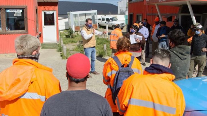 LA MUNICIPALIDAD DE USHUAIA   ENTREGÓ NUEVAS  TARJETAS +U PARA TRABAJADORES Y TRABAJADORAS DE LA CIUDAD