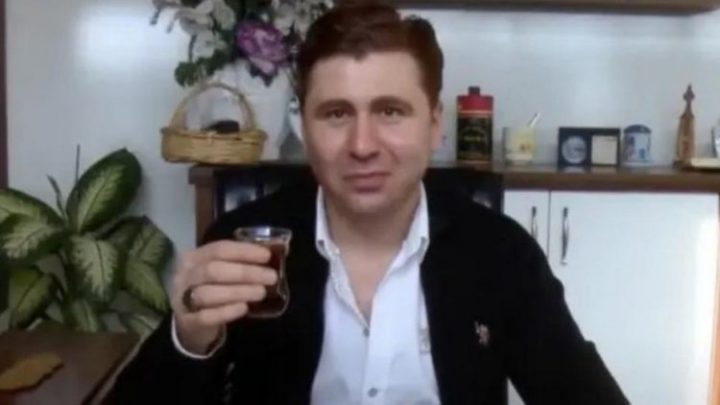 Quiso matar a su jefe dándole un vaso de agua con saliva con coronavirus