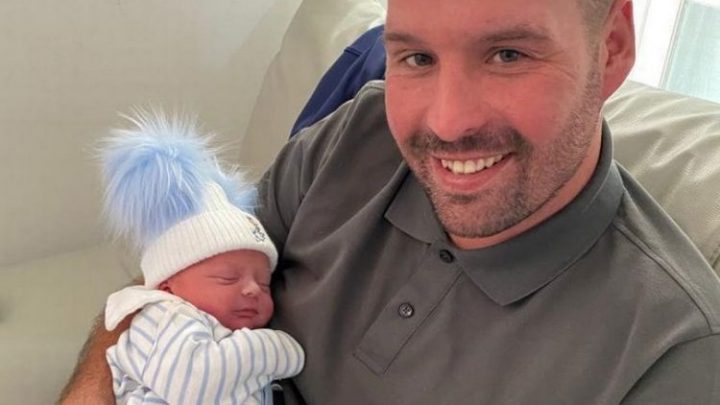 Quiso inscribir a su hijo y tuvo que mostrar el documento porque no le creían el apellido