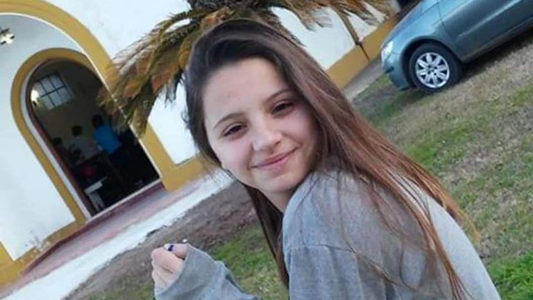 Brutal femicidio en Rojas: una adolescente fue apuñalada por su ex novio policía y los vecinos protestaron frente a la comisaría