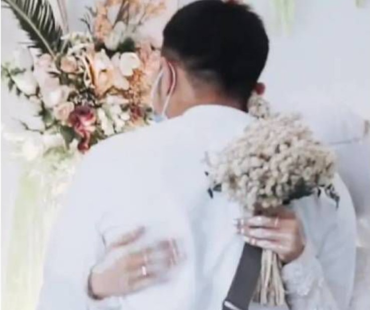 En pleno casamiento, le pidió al novio que la deje abrazar a su ex «una última vez»