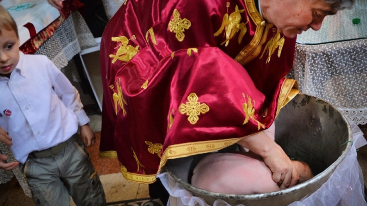 Conmoción en Rumania por la muerte de un bebé en un bautismo