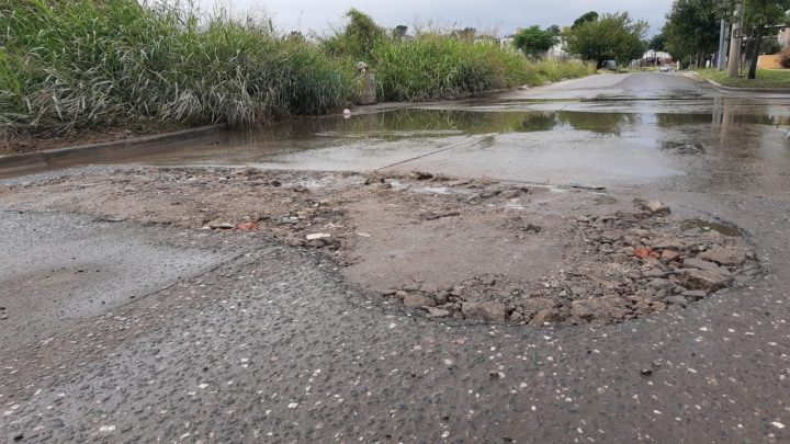Vecinos se hartaron de la “inacción” del municipio y arreglaron un bache (a mano limpia)