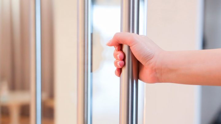 El COVID-19 rara vez se propaga a través de superficies: ¿por qué seguimos desinfectando?