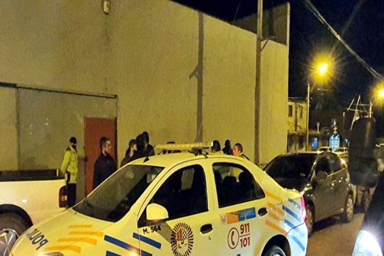 Discusion a los tiros entre amigos dentro de un automovil