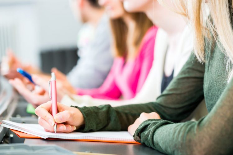 “Pagá ratón”: el inesperado mensaje que envió una universidad a sus alumnos