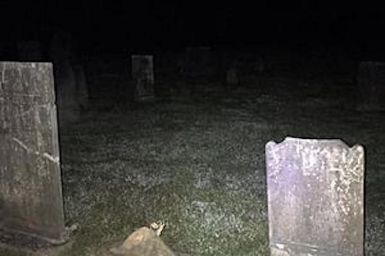Captaron la silueta de un fantasma en un cementerio (y sí, hay fotos) Captaron la silueta de un fantasma en un cementerio (y sí, hay fotos)