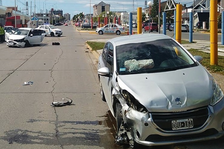 Intento girar en U y provoco un violento choque