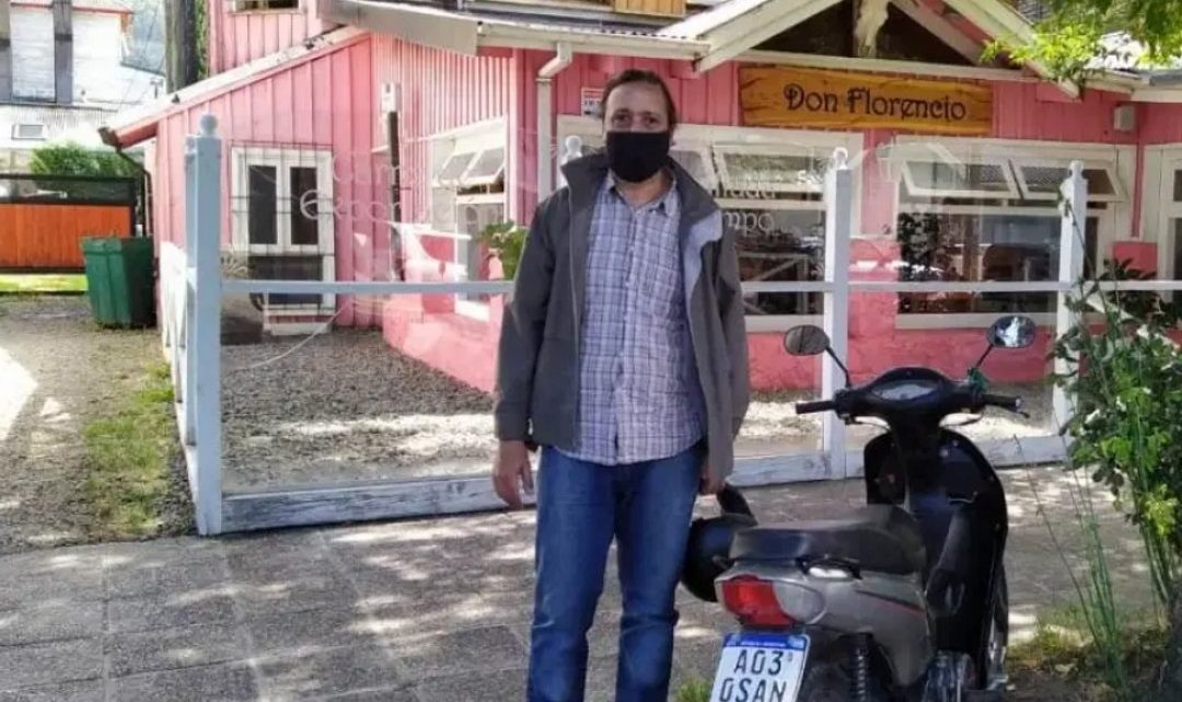 Un cocinero caminaba 28 km por día para ir a trabajar y sus compañeros juntaron sus propinas para regalarle una moto Un cocinero caminaba 28 km por día para ir a trabajar y sus compañeros juntaron sus propinas para regalarle una moto