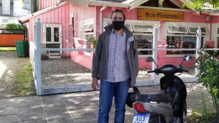 Un cocinero caminaba 28 km por día para ir a trabajar y sus compañeros juntaron sus propinas para regalarle una moto