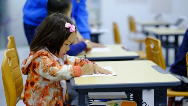 Expulsaron del colegio a una nena de 8 años por estar enamorada de una amiga