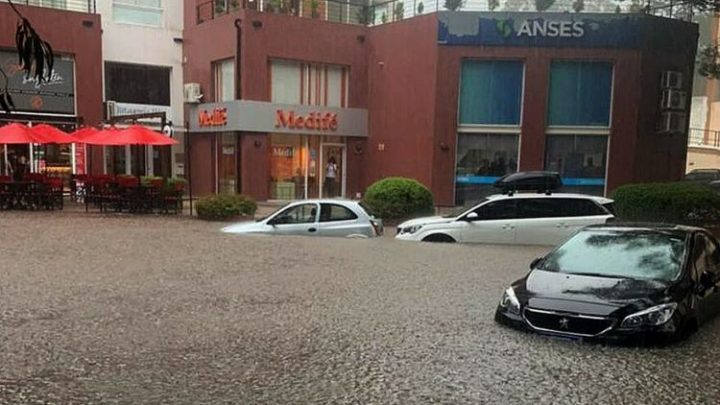 Fuerte temporal en Pinamar: autos tapados por el agua, evacuados y kayaks por las calles