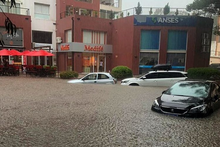 Fuerte temporal en Pinamar: autos tapados por el agua, evacuados y kayaks por las calles