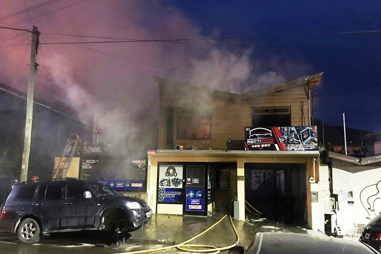 Incendio en Ushuaia, afecto dos viviendas y un taller