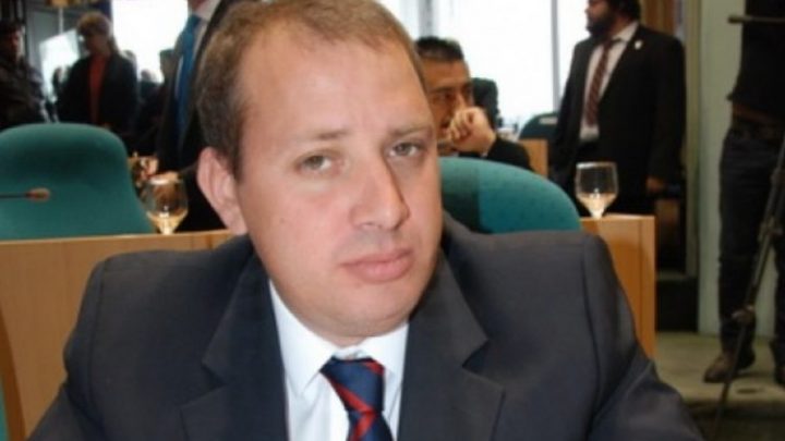 Un intendente se aplicó la Sputnik V junto a su esposa y chofer y provocó un escándalo