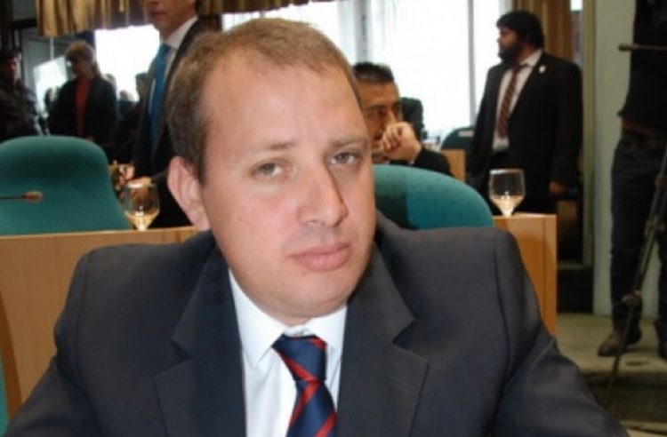 Un intendente se aplicó la Sputnik V junto a su esposa y chofer y provocó un escándalo Un intendente se aplicó la Sputnik V junto a su esposa y chofer y provocó un escándalo