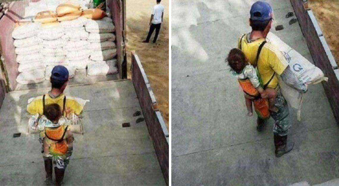 Un obrero viudo carga a su hijo en la espalda en la obra para no dejarlo solo