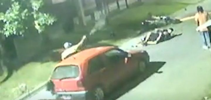 Golpeó con el casco a dos motochorros y los vecinos los echaron a los tiros