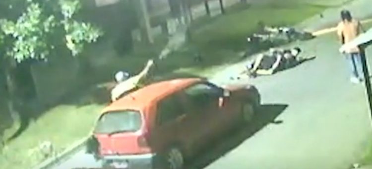Golpeó con el casco a dos motochorros y los vecinos los echaron a los tiros Golpeó con el casco a dos motochorros y los vecinos los echaron a los tiros