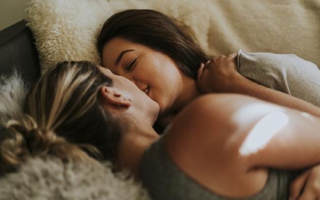 Mujeres mayores de 30 están dejando a sus maridos y novios, por otras mujeres