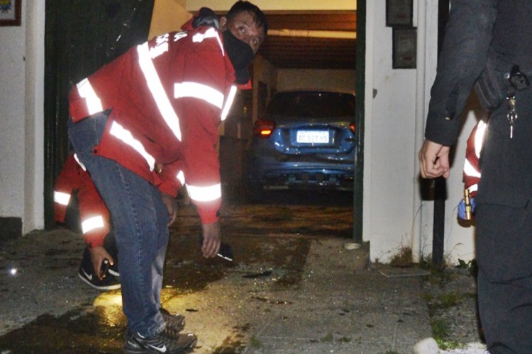 Pelea entre gitanos, se metio a la casa con una camioneta y hubo disparos
