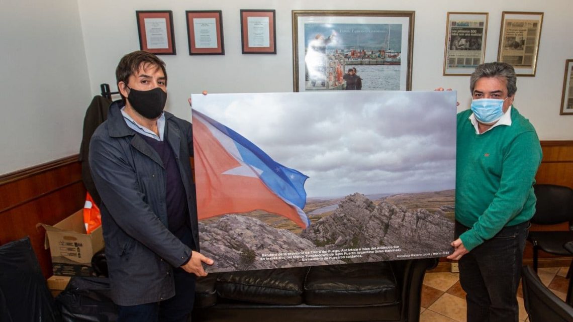EL PERIODISTA MARIANO LÓPEZ OBSEQUIÓ IMÁGENES DE LA BANDERA DE TIERRA DEL FUEGO FLAMEANDO EN MALVINAS