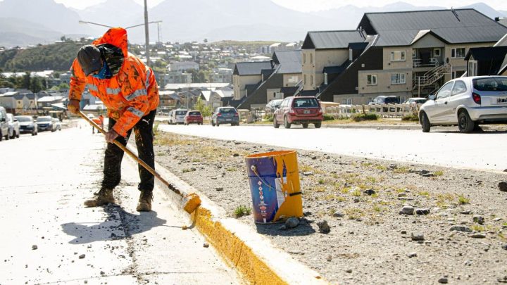 LA MUNICIPALIDAD DE USHUAIA REALIZA TRABAJOS PARA LA PUESTA EN VALOR DE LA AVENIDA DE LA ESTANCIA EN EL BARRIO PIPO