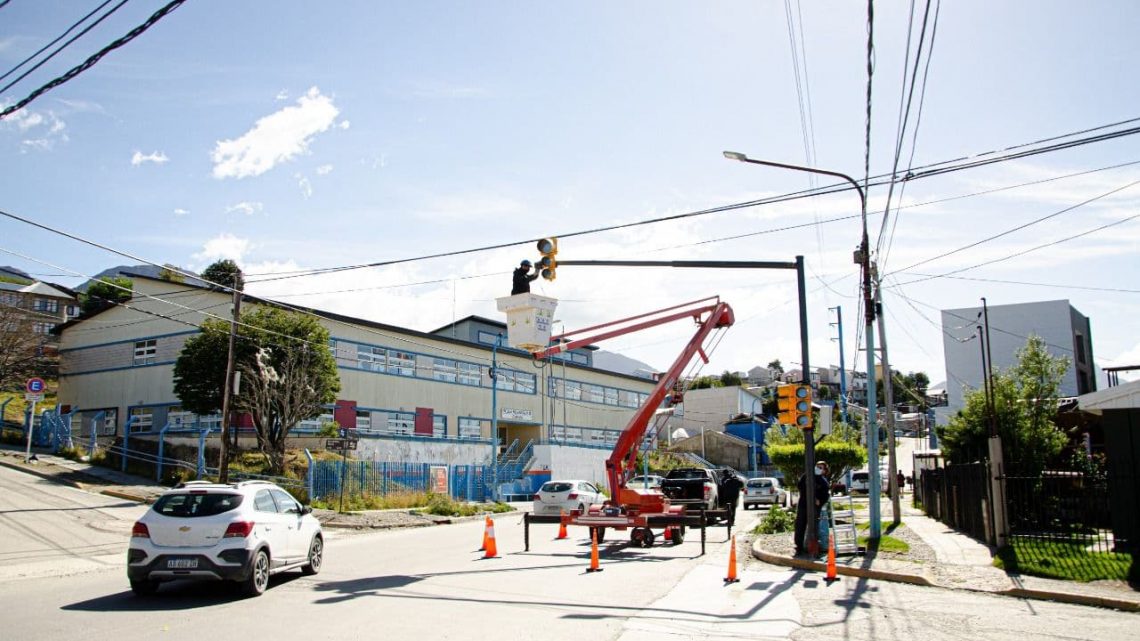 LA MUNICIPALIDAD DE USHUAIA COLOCÓ NUEVOS SEMÁFOROS EN ALEM Y KARUKINKA NORTE