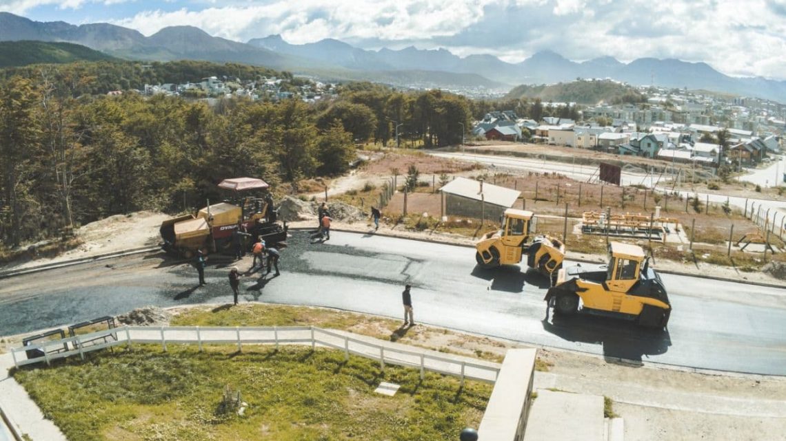 INICIÓ LA PAVIMENTACIÓN DE LA CALLE BAHÍA DE LOS ABRIGOS EN EL BARRIO PIPO