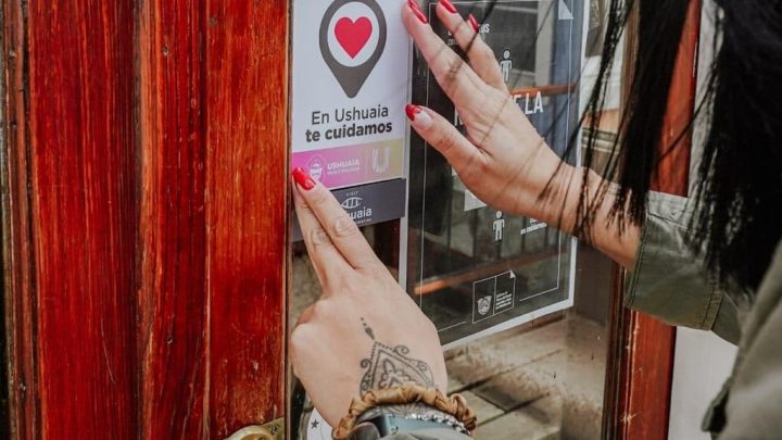 LA MUNICIPALIDAD DE USHUAIA Y LA CÁMARA HOTELERA ENTREGARON KITS SANITIZANTES Y SELLOS DE GARANTÍA A ALOJAMIENTOS Y LOCALES GASTRONÓMICOS