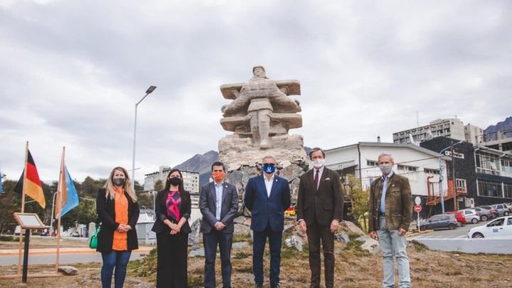 USHUAIA HOMENAJEÓ AL PIONERO DE LA AVIACIÓN GHUNTER PLÜSCHOW EN UN ACTO QUE CONTÓ CON LA PRESENCIA DEL EMBAJADOR DE ALEMANIA