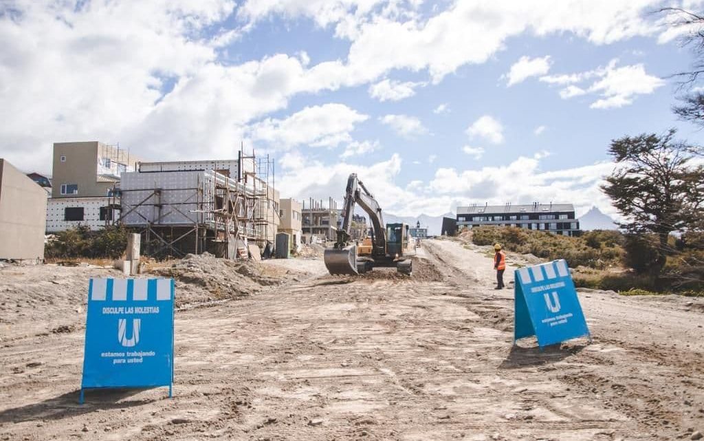 EN LA CALLE LOS ÑIRES DEL BARRIO PIPO SE AVANZA CON EL TRABAJO DE SUELO PARA SU PAVIMENTACIÓN