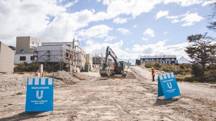 EN LA CALLE LOS ÑIRES DEL BARRIO PIPO SE AVANZA CON EL TRABAJO DE SUELO PARA SU PAVIMENTACIÓN