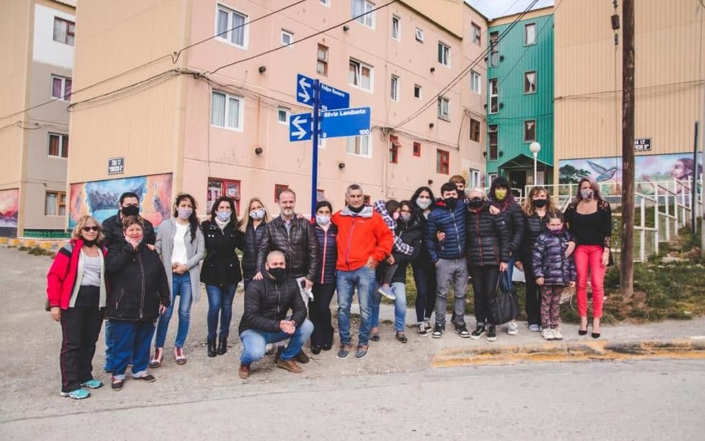 ESTELA SUÁREZ, VÍCTIMA DE FEMICIDIO, Y SILVIA LANDAETA, PORTERA DEL JARDÍN 18 FUERON HOMENAJEADAS EN EL BARRIO MIRADOR DE LOS ANDES ESTELA SUÁREZ, VÍCTIMA DE FEMICIDIO, Y SILVIA LANDAETA, PORTERA DEL JARDÍN 18 FUERON HOMENAJEADAS EN EL BARRIO MIRADOR DE LOS ANDES