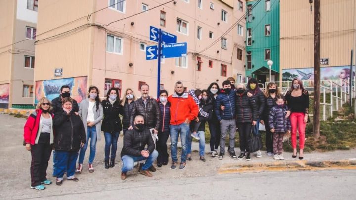 ESTELA SUÁREZ, VÍCTIMA DE FEMICIDIO, Y SILVIA LANDAETA, PORTERA DEL JARDÍN 18 FUERON HOMENAJEADAS EN EL BARRIO MIRADOR DE LOS ANDES