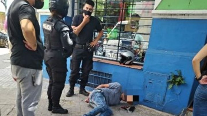 Robó un celular y un grupo de vecinos lo linchó