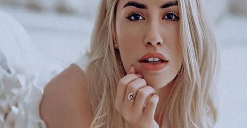 De espaldas y en calzas (calce profundo), Lali Espósito posó entre las plantas De espaldas y en calzas (calce profundo), Lali Espósito posó entre las plantas