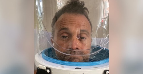 La selfie de Sergio Lapegüe en terapia intensiva, con casco de oxígeno: “Último paso para no caer al vacío”