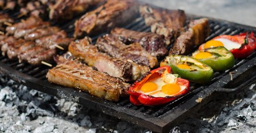 Un restaurante prometió “un año de asado gratis” por matar a un gobernador