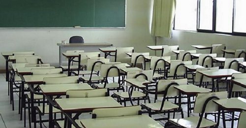 Daba clases en su camioneta y ahora le regalaron un salón móvil
