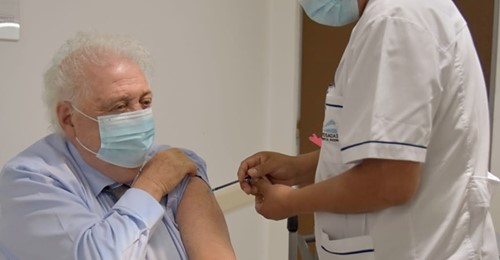 Diez funcionarios cercanos al oficialismo recibieron la Sputnik V por “contactos”