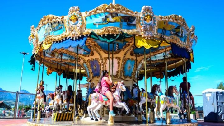 Niños felices: Reabrió la calesita de plaza Piedrabuena, en Ushuaia