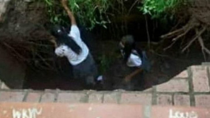 Salieron al recreo, jugaban en el patio y el piso “se las tragó”