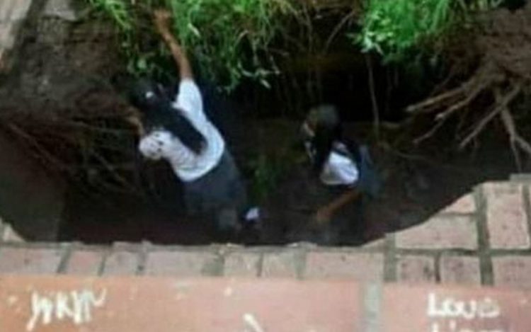 Salieron al recreo, jugaban en el patio y el piso “se las tragó”