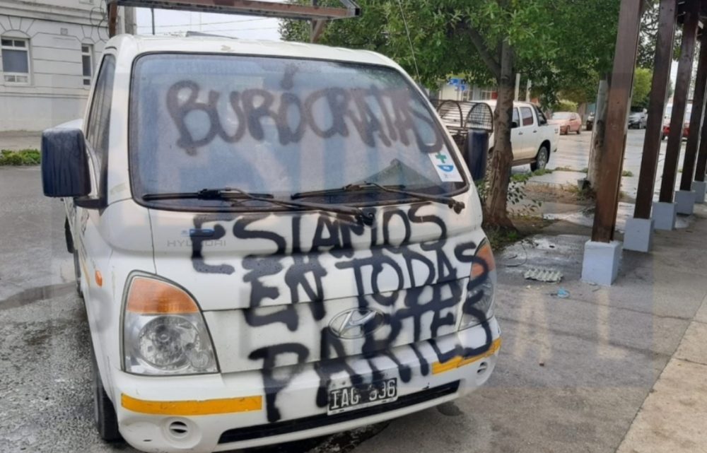 Pintadas vandálicas en todo el frente de la sede del gremio metalúrgico “UOM”