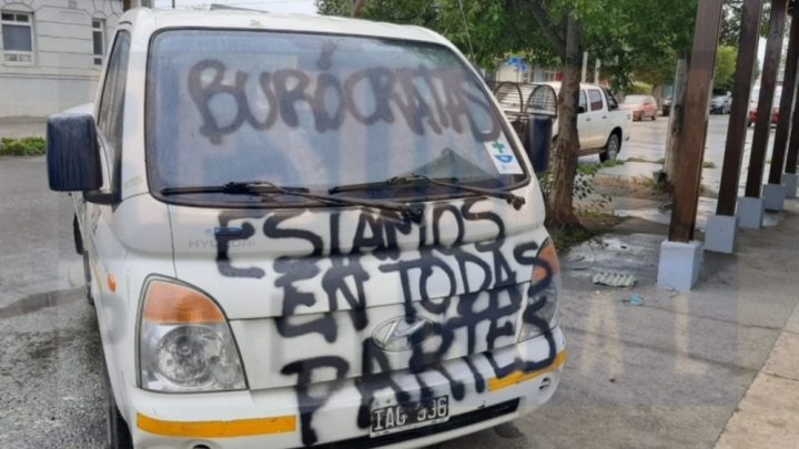 Pintadas vandálicas en todo el frente de la sede del gremio metalúrgico “UOM”