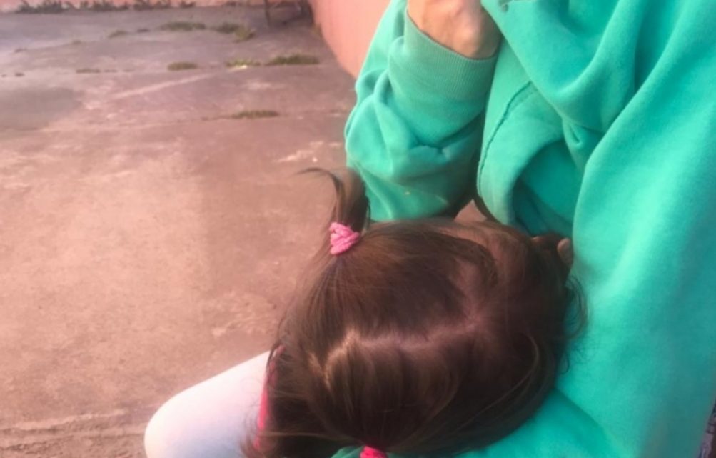 Indignación: Una mamá tuvo que amamantar a su hija en la vereda de la Comisaria de Familia