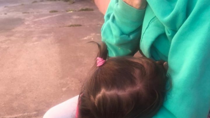 Indignación: Una mamá tuvo que amamantar a su hija en la vereda de la Comisaria de Familia